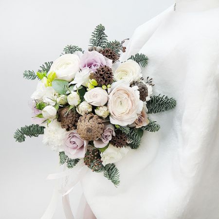 Зимний букет невесты из ранункулюсов, шишек и хвои