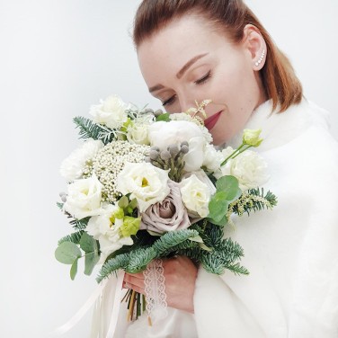 Зимний букет невесты из роз, капса и нобилиса