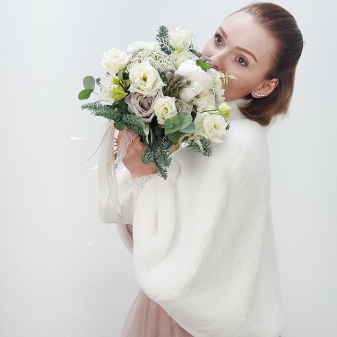 Зимний букет невесты из роз, капса и нобилиса