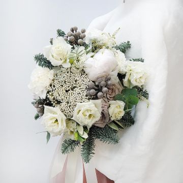 Зимний букет невесты из роз, капса и нобилиса