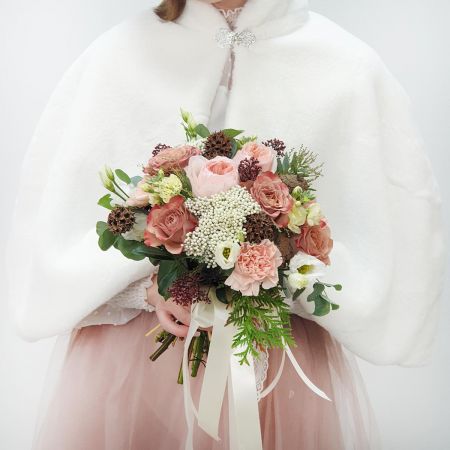 Зимний букет невесты из роз каппучино и шишек