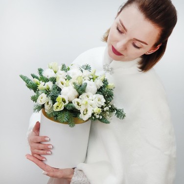 Зимняя композиция в шляпной коробке из цветов и нобилиса