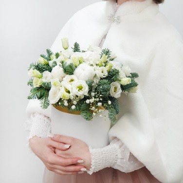 Зимняя композиция в шляпной коробке из цветов и нобилиса