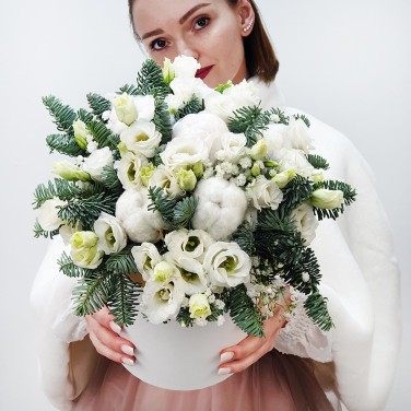 Зимняя композиция в шляпной коробке из цветов и нобилиса