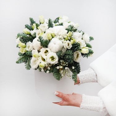 Зимняя композиция в шляпной коробке из цветов и нобилиса