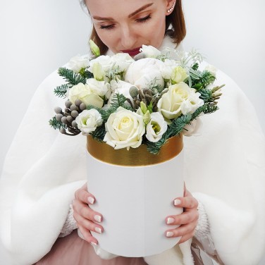 Зимняя композиция в шляпной коробке из роз, капса и нобилиса