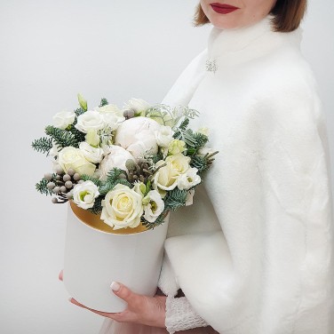 Зимняя композиция в шляпной коробке из роз, капса и нобилиса