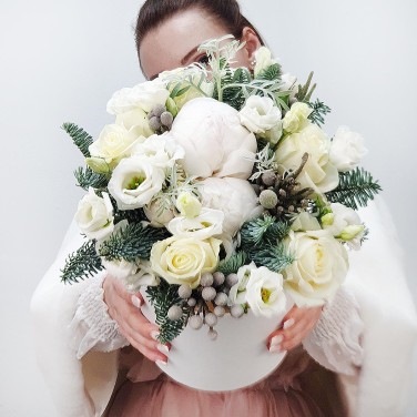 Зимняя композиция в шляпной коробке из роз, капса и нобилиса