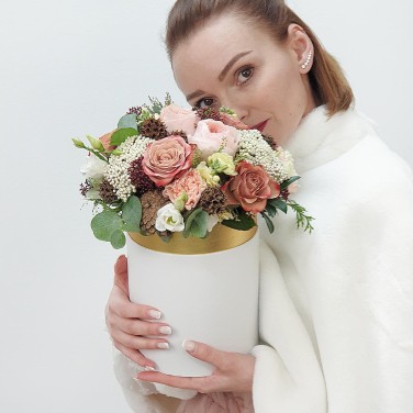 Композиция в шляпной коробке из роз, озотамнуса