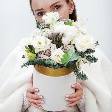 Композиция из лунных роз, нобилиса и  капса