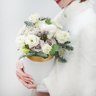 Композиция из лунных роз, нобилиса и  капса