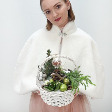 Новогодняя композиция в корзине из кипариса, каланхое и шариков