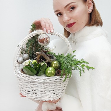 Новогодняя композиция в корзине из кипариса, каланхое и шариков