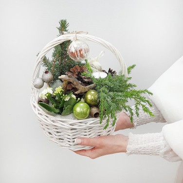 Новогодняя композиция в корзине из кипариса, каланхое и шариков