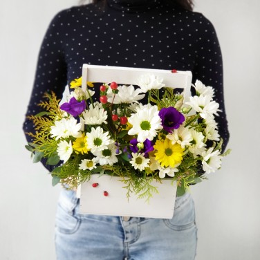 Композиция в деревянном ящике из хризантемы и гиперикума