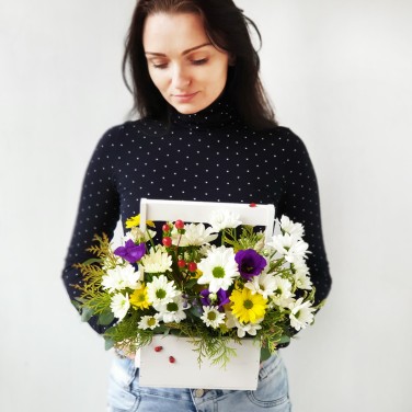 Композиция в деревянном ящике из хризантемы и гиперикума