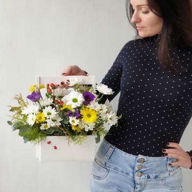 Композиция в деревянном ящике из хризантемы и гиперикума