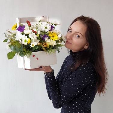 Композиция в деревянном ящике из хризантемы и гиперикума