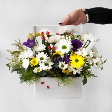 Композиция в деревянном ящике из хризантемы и гиперикума