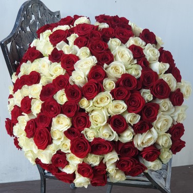 Шикарный букет из 151 розы