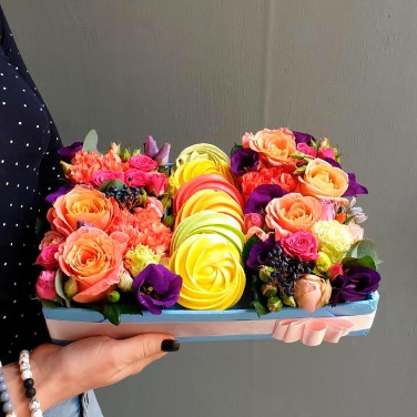 Композиция из роз, гвоздик и безе