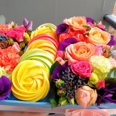 Композиция из роз, гвоздик и безе