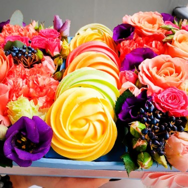 Композиция из роз, гвоздик и безе