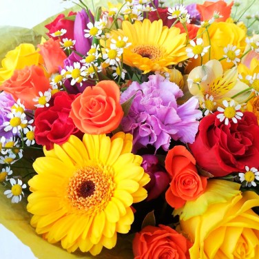 Яркий букет из гермини, роз и лунной гвоздики