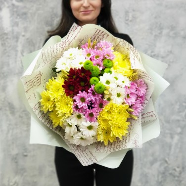 Букет из разноцветных хризантем