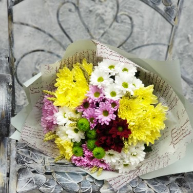 Букет из разноцветных хризантем