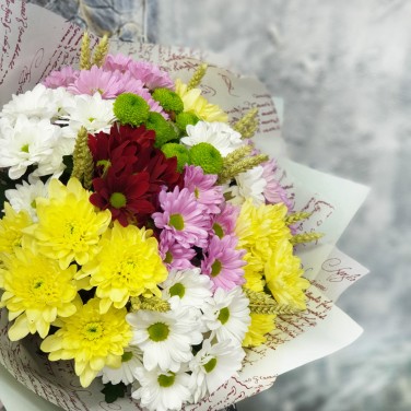 Букет из разноцветных хризантем