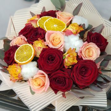 Букет из ароматных роз и долек апельсина