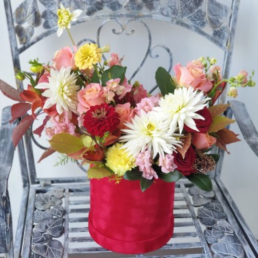 Композиция из герогин в красной шляпной коробке