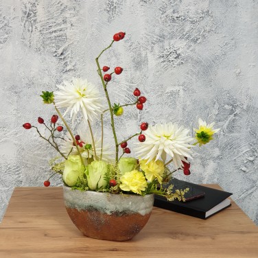 Композиция в офис из георгин, шиповника и роз