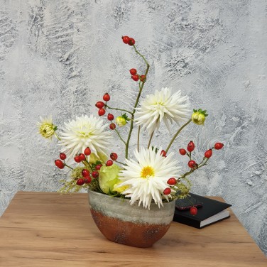 Композиция в офис из георгин, шиповника и роз