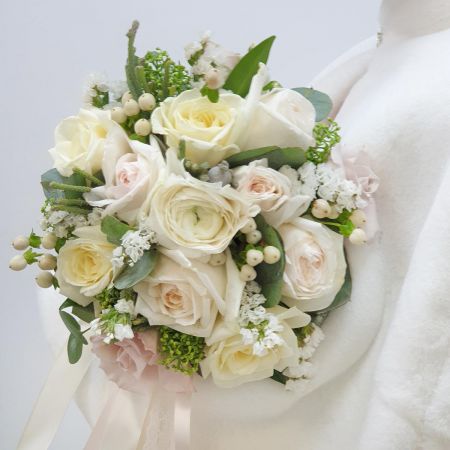 Свадебный букет из пионовидной розы, статицы и гиперикума