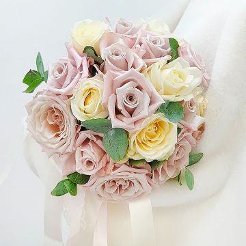 Букет невесты из белых и пудровых роз