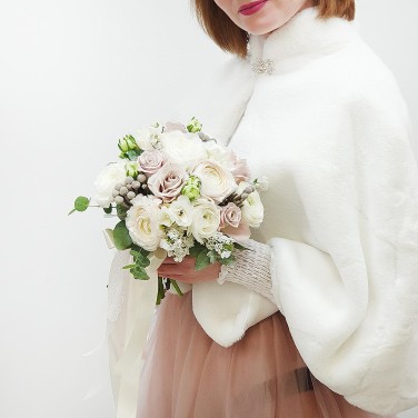 Композиция из ранункулюсов и капса в шляпной коробке