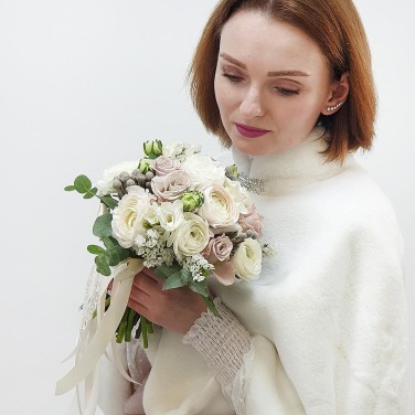 Букет невесты из пудровых роз и ранункулюсов