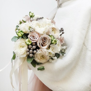 Композиция из ранункулюсов и капса в шляпной коробке