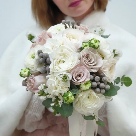 Букет невесты из пудровых роз и ранункулюсов