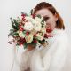 Зимний букет невесты из роз, ранункулюсов и илекса