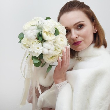 Белый букет невесты из ранункулюсов и хлопка Пломбир