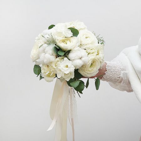 Белый букет невесты из ранункулюсов и хлопка Пломбир