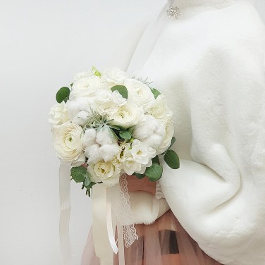 Белый букет невесты из ранункулюсов и хлопка Пломбир