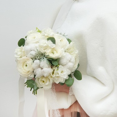 Белый букет невесты из ранункулюсов и хлопка Пломбир