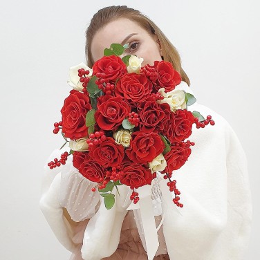 Красный букет невесты из роз и илекса