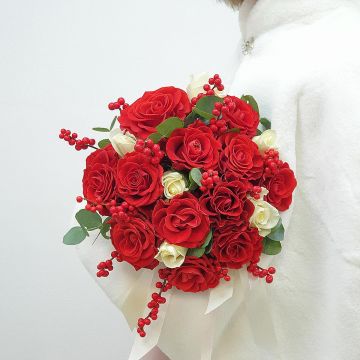 Красный букет невесты из роз и илекса