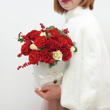 Композиция в белой шляпной коробке из красно-белых роз