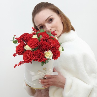 Композиция в белой шляпной коробке из красно-белых роз